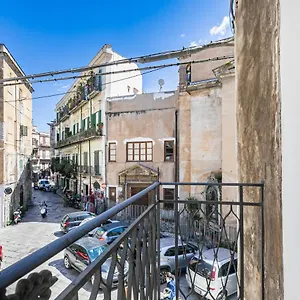 https://piazza-pretoria-quattro-canti-roomy-flats-with-balconies.sicilyhotelsitaly.net